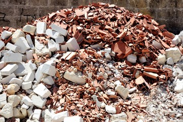 Macerie e detriti di blocchi di laterizio e mattoni
