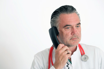 Arzt telefoniert