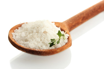 sel en cuillère avec du thym frais isolated on white