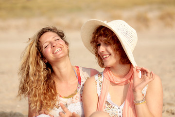 Zwei Freundinnen am Strand haben Spass