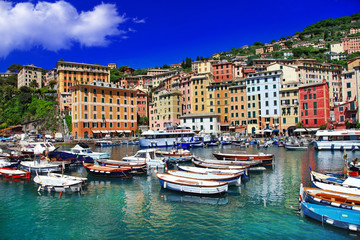 Fototapeta na wymiar Kolory słoneczne włoskiego wybrzeża - Camogli, Liguria