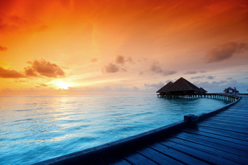 maisons maldiviennes au lever du soleil