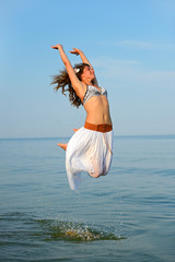 Naklejka premium Girl on a seashore
