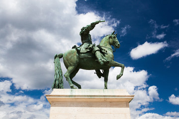 Obraz premium Statue of Louis XIV in front of the Versailles palace