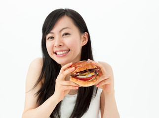 ハンバーガーを食べる女の子