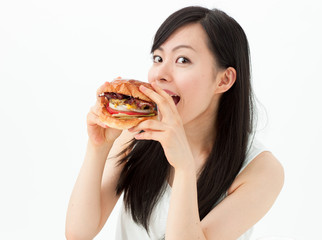 ハンバーガーを食べる女の子