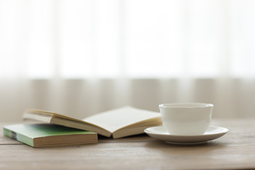 テーブルの上にある紅茶と本