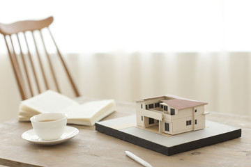 テーブルの上にある家の模型