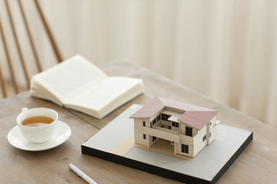 テーブルの上にある家の模型