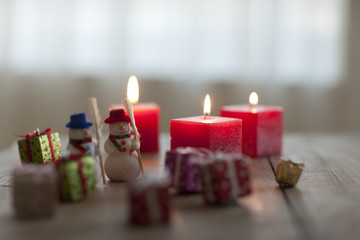 キャンドルと雪だるまの人形