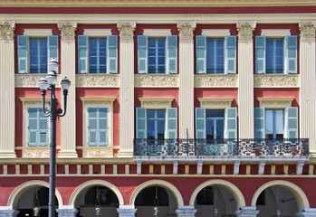 Façade d'un immeuble place Masséna à Nice - France