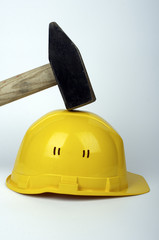 Hammer auf Helm