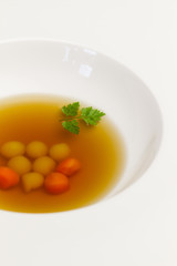 Kraftbrühe mit Gemüseperlen
