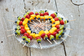 Glasplatte mit Fruchtspießen