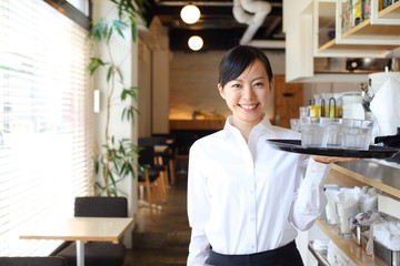 カフェ・レストランで働く女の子