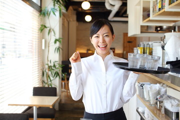 カフェ・レストランで働く女の子