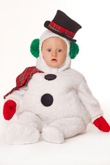 kind im schneemannkostüm