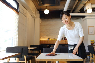 カフェで働く女の子