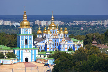 Fototapeta na wymiar Św Michała Archanioła o Złotych Kopułach w Kijowie, Ukraina