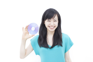 DVDを持った女性