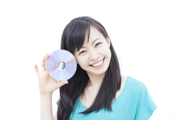CDを持った女性
