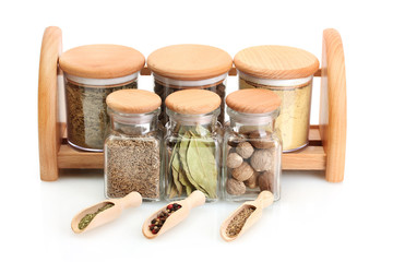 pots et cuillères en bois sur étagère avec épices isolated on white
