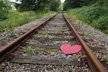 Herz auf einem Zuggleis
