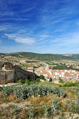 Fototapeta na wymiar Morella w Hiszpanii. Pejzaż z miasta i gór.