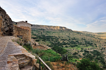 Fototapeta na wymiar Mały hiszpański stare miasto z widokiem gór. Ares w Hiszpanii.