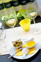 Gedeckter Esstisch mit Weingläsern