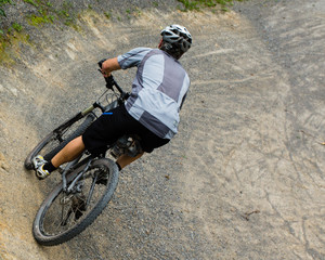 Mountainbiker in der Kurve