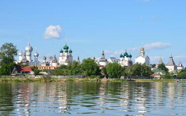 Вид на Ростовский кремль с озера Неро.