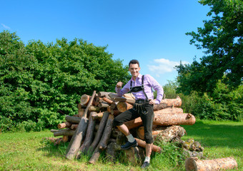 Mann in Lederhosen in der Natur / Bayern