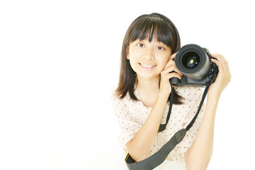 Fototapeta premium カメラを持っている笑顔の女の子
