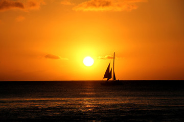 Segelboot bei Sonnenuntergang (Waikiki Beach, Hawaii)