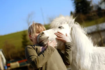 Fotobehang Heilpädagogisches Reiten Mädchen liebt ihr Pony © Gerhard Seybert