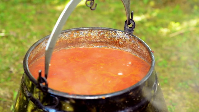 Kesselgulasch auf dem Lagerfeuer