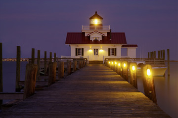 The Roanoke Marshes Lighthouse in Manteo, North Carolina, at dus