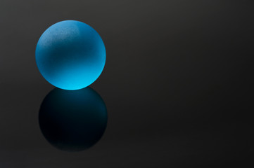 黒背景に水色のガラス玉