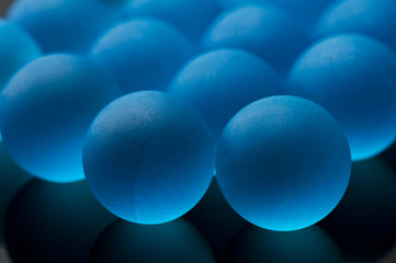 水色のガラス玉のクローズアップ