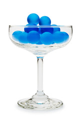 グラスにはいった青色のガラス玉