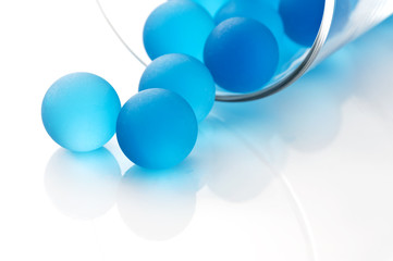 ガラスのコップとビー玉