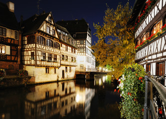 Fototapeta na wymiar Nocny widok z Petit Francja obszarze w Strasburgu