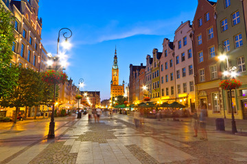 Fototapeta na wymiar Stare miasto w Gdańsku z ratuszem w nocy, Polska