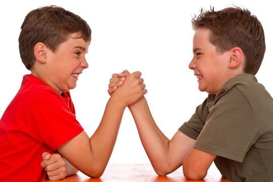 Armdrücken - Kraftprobe zwischen zwei Jungen - Rivalen