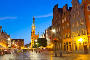 Obraz premium Old town of Gdansk with city hall at night, Poland