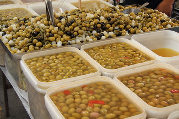 Olivenstand auf dem Wochenmarkt