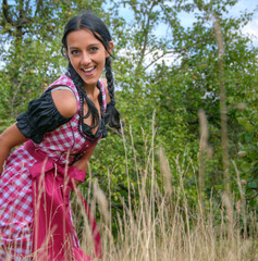 Wunderhübsche Frau im Dirndl in der Natur