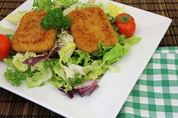 Käse gebacken mit Salat