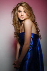 Obraz premium A beautiful young woman is in dark blue clothes